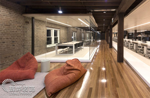 辦公樓廠房裝飾施工如何解決木線條粗細(xì)不一致，顏色不一致